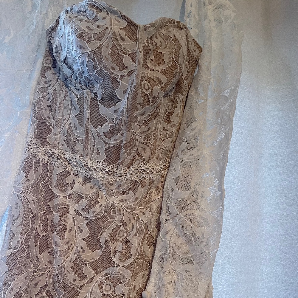 Wedding dress - Picture 3 of 6